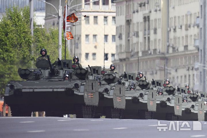 [모스크바=AP/뉴시스] 우크라이나가 21~22일(현지 시간) 이틀 연속 모스크바 등 러시아 전역에 드론 수백대를 보내 대규모 공습을 감행했다. 사진은 지난 7일 모스크바에서 러시아군이 2차 세계대전 전승절 80주년 기념식 열병식 예행연습을 하고 있는 모습. 2025.05.22.