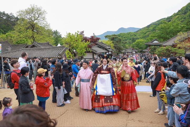 [문경=뉴시스] '2025 문경찻사발축제'가 열리고 있는 문경새재 오픈세트장 일원에서 '한복패션쇼'가 진행되고 있다. (사진=문경시 제공) 2025.05.07. photo@newsis.com *재판매 및 DB 금지