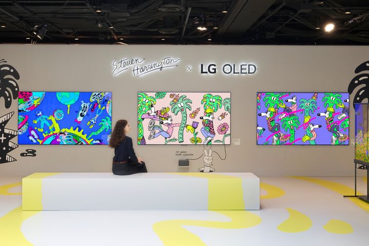 [서울=뉴시스]LG전자가 세계적인 아트페어 '프리즈 뉴욕'에 참가해 2025년형 LG 올레드 에보(evo) 등 TV 신제품의 압도적 화질로 표현한 팝아트를 선보인다. 모델이 LG 올레드 에보(G5,M5)를 통해 감각적인 색감의 팝아트를 감상하고 있다. (사진=LG전자 제공) photo@newsis.com *재판매 및 DB 금지