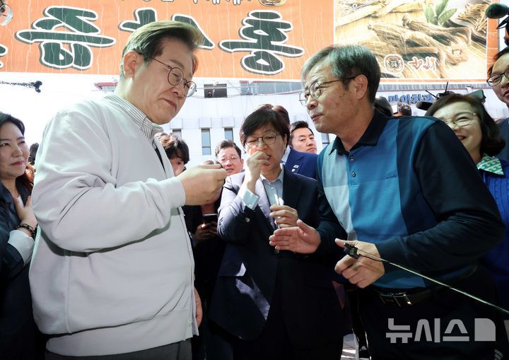 [진안=뉴시스] 조성봉 기자 = 민심을 청취하는 '경청 투어'에 나선 이재명 더불어민주당 대선후보가 7일 전북 진안군 새참거리 인근에서 수삼 판매 상인과 대화를 하고 있다. 2025.05.07. suncho21@newsis.com