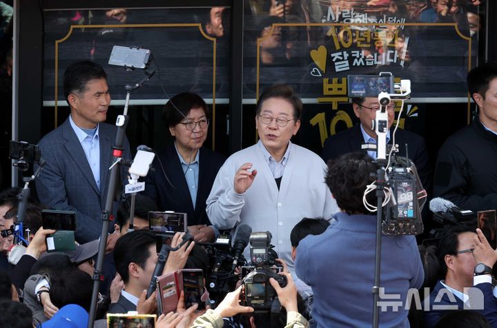 [진안=뉴시스] 조성봉 기자 = 민심을 청취하는 '경청 투어'에 나선 이재명 더불어민주당 대선후보가 7일 전북 진안군 새참거리 인근에서 즉흥 연설을 하고 있다. .2025.05.07. suncho21@newsis.com