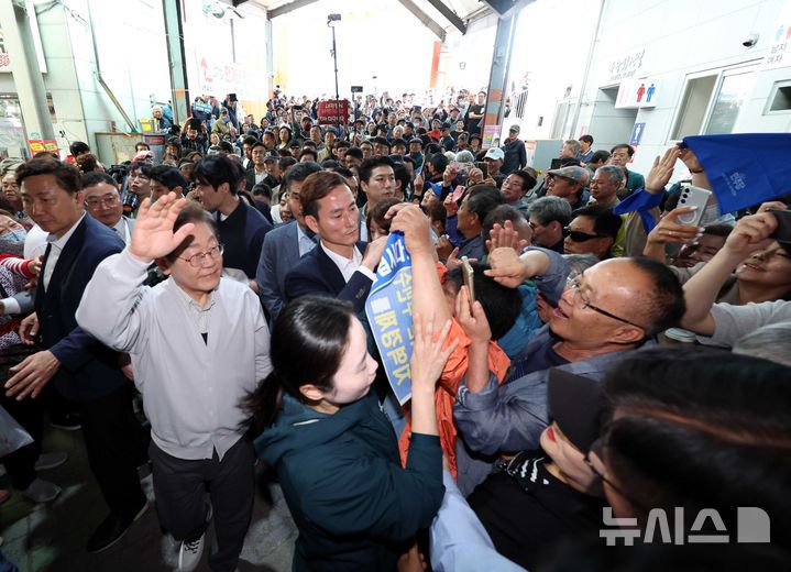 [임실=뉴시스] 조성봉 기자 = 민심을 청취하는 '경청 투어'에 나선 이재명 더불어민주당 대선후보가 7일 전북 임실군 임실전통시장에서 시민들에게 인사를 하고 있다.2025.05.07. suncho21@newsis.com