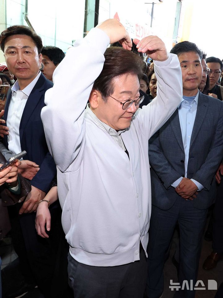 [임실=뉴시스] 조성봉 기자 = 민심을 청취하는 '경청 투어'에 나선 이재명 더불어민주당 대선후보가 7일 전북 임실군 임실전통시장에서 손으로 하트를 그리며 시민들에게 인사를 하고 있다.2025.05.07. suncho21@newsis.com