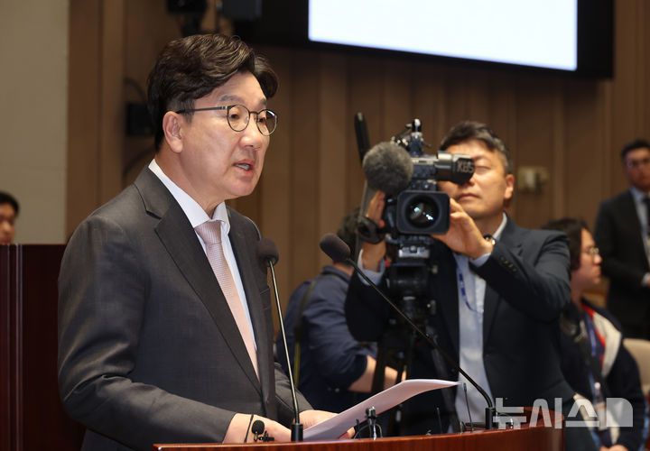 [서울=뉴시스] 고승민 기자 = 권성동 국민의힘 원내대표가 7일 서울 여의도 국회에서 열린 의원총회에서 발언하고 있다. 2025.05.07. kkssmm99@newsis.com