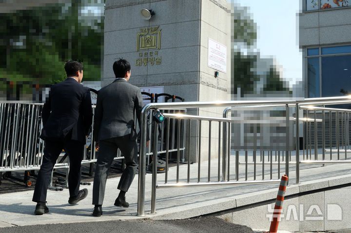 [서울=뉴시스] 고범준 기자 = 고위공직자범죄수사처(공수처) 관계자들이 해병대 채상병 사망 의혹 사건과 관련 국가안보실과 대통령 비서실을 압수수색 중인 7일 서울 용산 대통령실 청사 민원실 출입구를 드나들고 있다. 2025.05.07. bjko@newsis.com