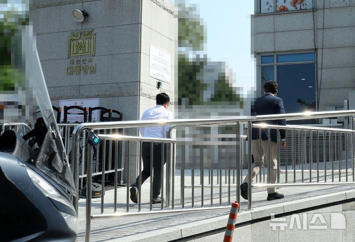 [서울=뉴시스] 고범준 기자 = 고위공직자범죄수사처(공수처) 관계자들이 해병대 채상병 사망 의혹 사건과 관련 국가안보실과 대통령 비서실을 압수수색 중인 7일 서울 용산 대통령실 청사 민원실 출입구를 드나들고 있다. 2025.05.07. bjko@newsis.com