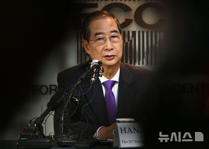 [서울=뉴시스] 국회사진기자단 = 한덕수 무소속 대선 후보가 7일 서울 중구 한국프레스센터에서 열린 서울외신기자클럽 초청 기자간담회에서 발언하고 있다. 2025.05.07. photo@newsis.com