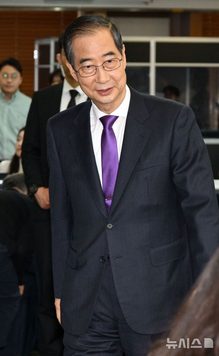 [서울=뉴시스] 국회사진기자단 = 한덕수 무소속 대선 후보가 7일 서울 중구 한국프레스센터에서 열린 서울외신기자클럽 초청 기자간담회에 참석하고 있다. 2025.05.07. photo@newsis.com