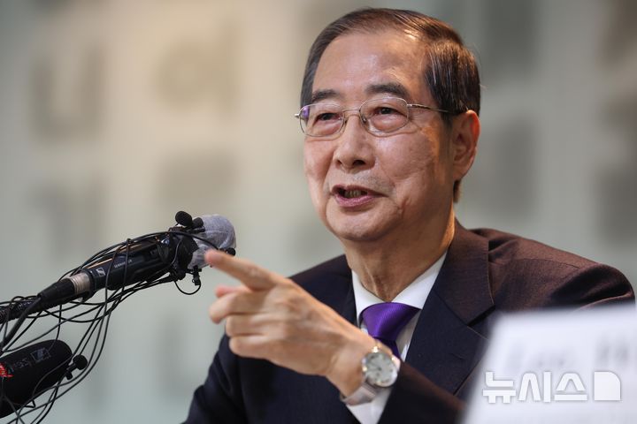 [서울=뉴시스] 국회사진기자단 = 한덕수 무소속 대선 후보가 7일 서울 중구 한국프레스센터에서 열린 서울외신기자클럽 초청 기자간담회에서 발언하고 있다. 2025.05.07. photo@newsis.com