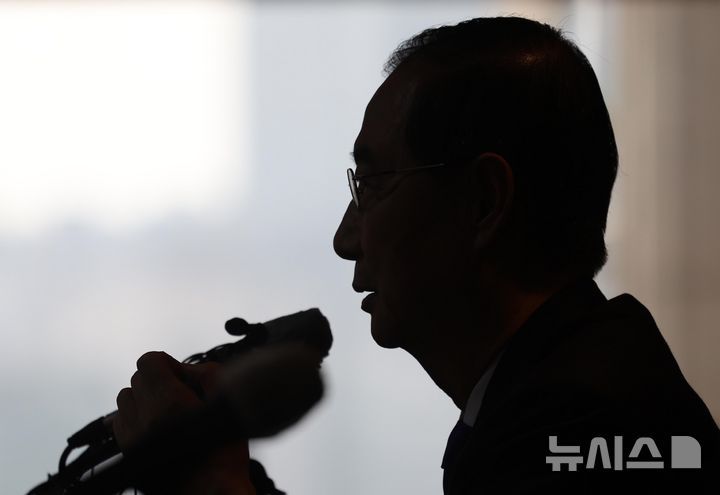 [서울=뉴시스] 국회사진기자단 = 한덕수 무소속 대선 후보가 7일 서울 중구 한국프레스센터에서 열린 서울외신기자클럽 초청 기자간담회에서 발언하고 있다. 2025.05.07. photo@newsis.com