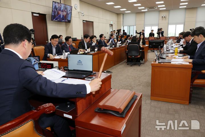 [서울=뉴시스] 조성우 기자 = 7일 오후 서울 여의도 국회에서 열린 행정안전위원회 전체회의에서 신정훈 위원장이 공직선거법 개정안을 상정하며 의사봉을 두드리고 있다.  2025.05.07. xconfind@newsis.com