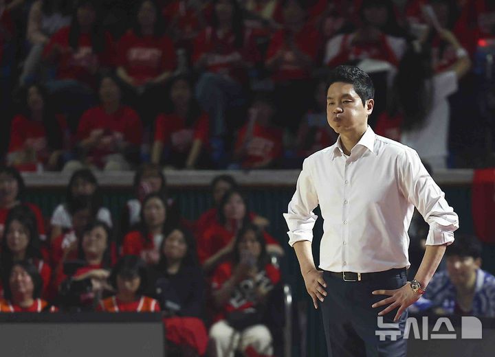 [서울=뉴시스] 김근수 기자 = 지난 7일 잠실학생체육관에서 열린 2024-2025 KBL 챔피언결정전 2차전 창원 LG 대 서울 SK 경기, SK 전희철 감독이 경기가 잘 안풀리자 아쉬워 하고 있다.  2025.05.07. ks@newsis.com