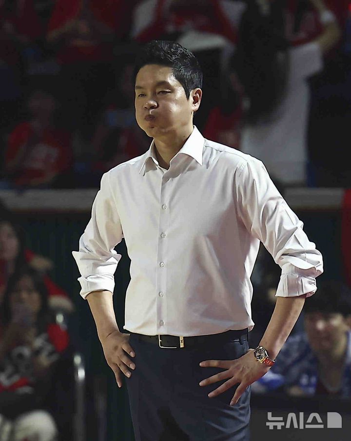 [서울=뉴시스] 김근수 기자 = 7일 잠실학생체육관에서 열린 2024-2025 KBL 챔피언결정전 2차전 창원 LG 대 서울 SK 경기, SK 전희철 감독이 경기가 잘 안풀리자 아쉬워 하고 있다.  2025.05.07. ks@newsis.com