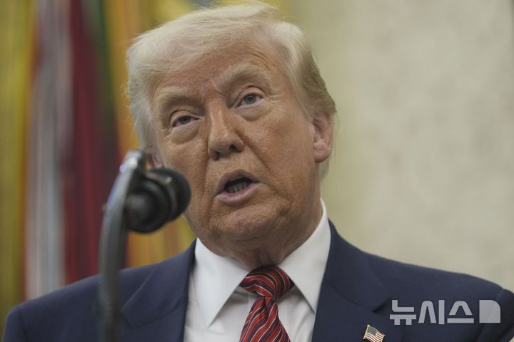 [워싱턴=AP/뉴시스]도널드 트럼프 미국 대통령이 7일(현지 시간) 백악관 집무실에서 데이비드 퍼듀 주중미국대사 선서식을 진행한 후 발언하고 있다. 2025.05.08.