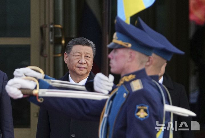 [모스크바=AP/뉴시스] 시진핑 중국 국가주석이 7일(현지 시간) 러시아 모스크바 브누코보 공항에 도착해 의장대 사열을 하고 있다. 시 주석은 러시아의 제2차 세계대전 전승절 80주년 기념식 참석차 러시아를 방문했으며 블라디미르 푸틴 대통령과도 회담할 예정이다. 2025.05.08.