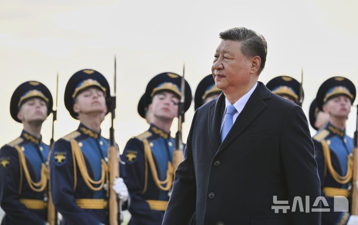 [모스크바=AP/뉴시스] 시진핑 중국 국가주석이 7일(현지 시간) 러시아 모스크바 브누코보 공항에 도착해 러시아 의장대 앞을 지나고 있다. 시 주석은 러시아의 제2차 세계대전 전승절 80주년 기념식 참석차 러시아를 방문했으며 블라디미르 푸틴 대통령과도 회담할 예정이다. 2025.05.08.