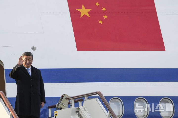 [모스크바=AP/뉴시스] 시진핑 중국 국가주석이 7일(현지 시간) 러시아 모스크바 브누코보 공항에 도착해 전용기에서 내리고 있다. 시 주석은 러시아의 제2차 세계대전 전승절 80주년 기념식 참석차 러시아를 방문했으며 블라디미르 푸틴 대통령과도 회담할 예정이다. 2025.05.08.