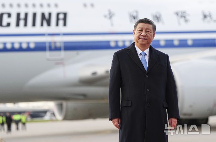 [모스크바=AP/뉴시스] 시진핑 중국 국가주석이 7일(현지 시간) 러시아 모스크바 브누코보 공항에 도착해 인사하고 있다. 시 주석은 러시아의 제2차 세계대전 전승절 80주년 기념식 참석차 러시아를 방문했으며 블라디미르 푸틴 대통령과도 회담할 예정이다. 2025.05.08.