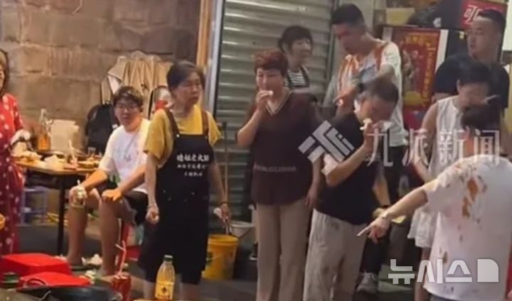 [서울=뉴시스]고양이가 떨어진 훠궈 식당에서 끓는 기름을 튀겨 피해를 입은 사람들 모습. (사진=사우스차이나모닝포스트, QQ.com)