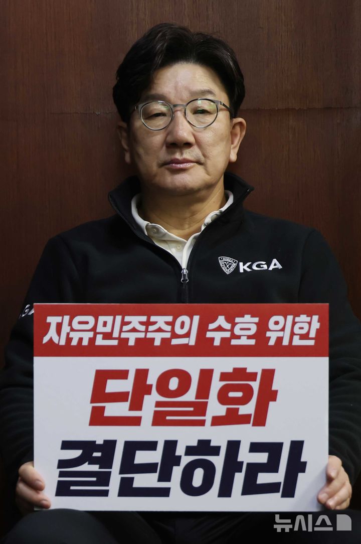 [서울=뉴시스] 고승민 기자 = 권성동 국민의힘 원내대표가 8일 새벽 서울 여의도 국회 원내대표실 앞에서 김문수 대선 후보와 한덕수 무소속 대선 후보의 단일화를 촉구하며 단식농성을 하고 있다. 2025.05.08. kkssmm99 @newsis.com