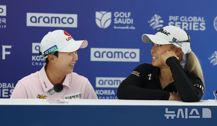 [고양=뉴시스] 전진환 기자 = 8일 오전 경기도 고양시 뉴코리아 컨트리클럽에서 열린 아람코 코리아 챔피언십 기자회견에 자리한 김효주(왼쪽)와 다니엘 강이 대화하고 있다.  2025.05.08.  amin2@newsis.com