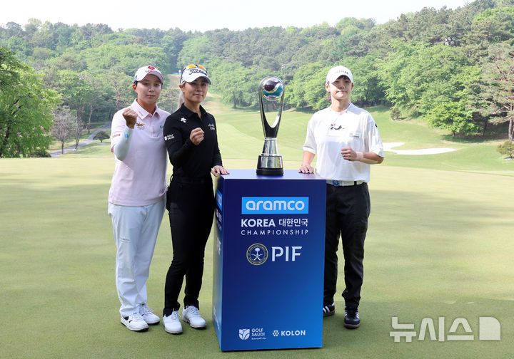 [고양=뉴시스] 전진환 기자 = 8일 오전 경기도 고양시 뉴코리아 컨트리클럽에서 열린 아람코 코리아 챔피언십 포토콜에서 김효주(왼쪽부터), 박성현이 포즈를 취하고 있다. 2025.05.08.  amin2@newsis.com