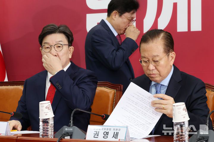 [서울=뉴시스] 조성우 기자 = 권영세(오른쪽) 국민의힘 비대위원장과 권성동 원내대표가 8일 오전 서울 여의도 국회에서 열린 비상대책위원회의에 참석해 자리하고 있다. 2025.05.08. xconfind@newsis.com