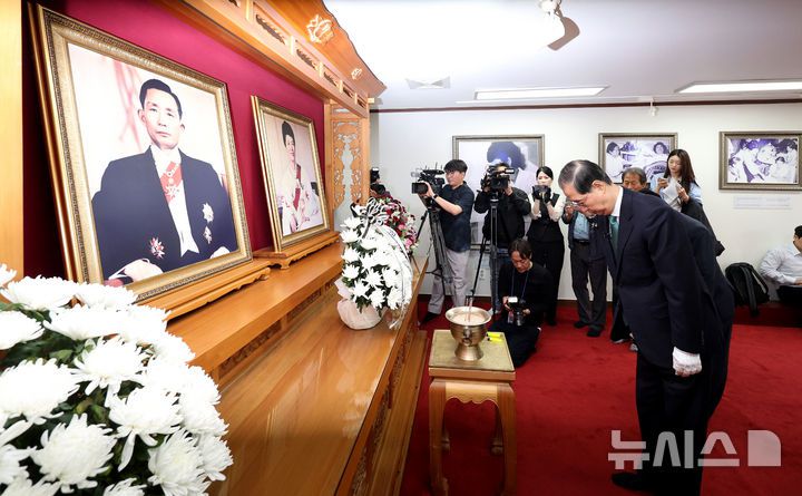 [구미=뉴시스] 이무열 기자 = 한덕수 무소속 대선 예비후보가 8일 오전 경북 구미시 상모동 박정희 전 대통령 생가를 찾아 추모관에서 묵념하고 있다. 2025.05.08. lmy@newsis.com