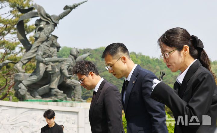 [서울=뉴시스] 박주성 기자 = 김상욱 국민의힘 의원이 8일 오전 서울 동작구 국립서울현충원을 참배하고 있다. 이날 김상욱 의원은 국민의힘을 탈당했다. 2025.05.08. park7691@newsis.com