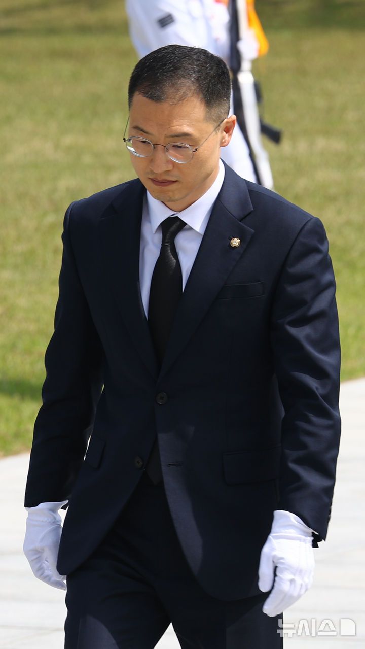 [서울=뉴시스] 박주성 기자 = 김상욱 국민의힘 의원이 8일 오전 서울 동작구 국립서울현충원을 참배하고 있다. 이날 김상욱 의원은 국민의힘을 탈당했다. 2025.05.08. park7691@newsis.com