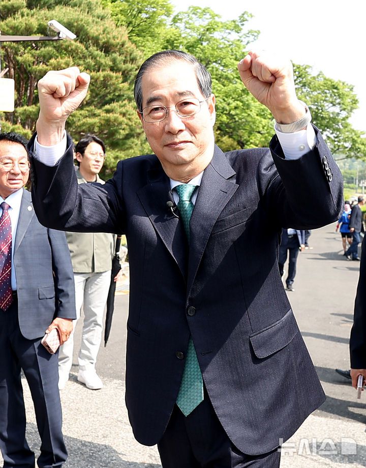 [구미=뉴시스] 이무열 기자 = 한덕수 무소속 대선 예비후보가 8일 오전 경북 구미시 상모동 박정희 전 대통령 생가를 찾아 지지자들에게 인사하고 있다. 2025.05.08. lmy@newsis.com