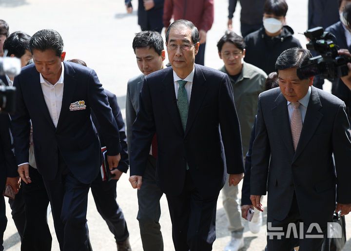 [구미=뉴시스] 이무열 기자 = 한덕수 무소속 대선 예비후보가 8일 오전 경북 구미시 상모동 박정희 전 대통령 생가를 방문하고 있다. 2025.05.08. lmy@newsis.com