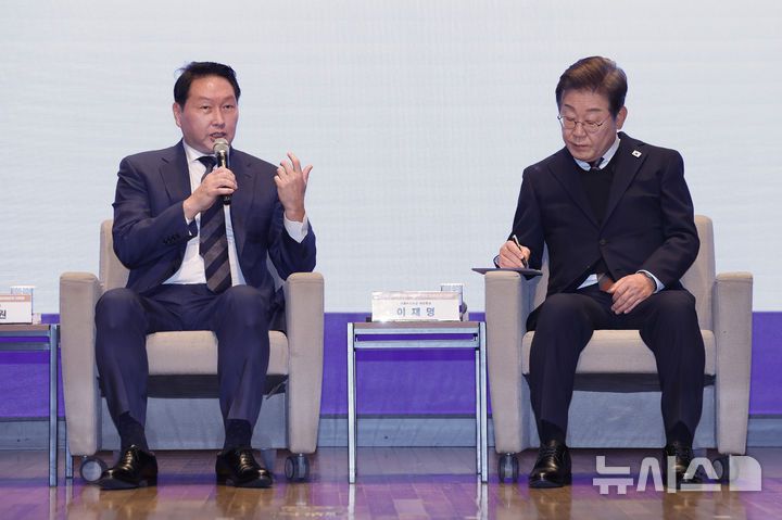 [서울=뉴시스] 국회사진기자단 = 최태원(왼쪽) 대한상공회의소 회장이 8일 오전 서울 중구 대한상공회의소에서 열린 이재명(오른쪽) 더불어민주당 대선후보 초청 경제5단체장 간담회에서 정책 제언을 하고 있다. 2025.05.08. photo@newsis.com