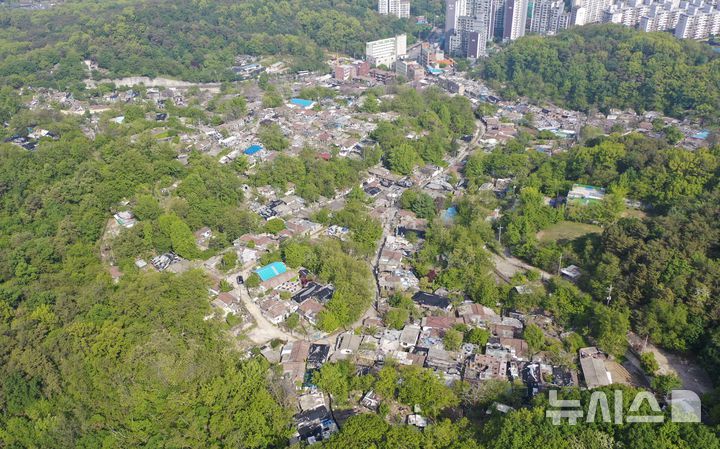 [서울=뉴시스] 김진아 기자 = 8일 서울 노원구 중계본동 마지막 달동네 '백사마을' 철거가 시작됐다.  노원구 중계본동 30-3번지 일대는 최고 35층 26동 3178가구 아파트 단지로 재개발한다. 이곳은 1960년대 후반 서울 도심 개발로 밀려난 철거민들이 '산 104번지'에 집단 이주하면서 형성돼 백사마을로 불린다. (공동취재) 2025.05.08. photo@newsis.com