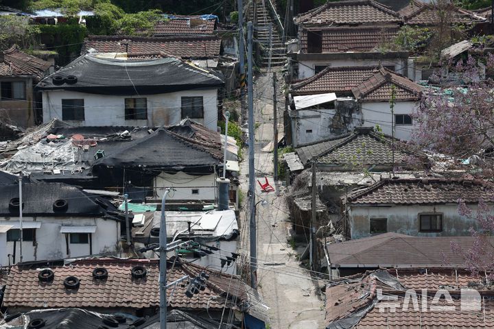 [서울=뉴시스] 김진아 기자 = 8일 서울 노원구 중계본동 마지막 달동네 '백사마을' 철거가 시작됐다.  노원구 중계본동 30-3번지 일대는 최고 35층 26동 3178가구 아파트 단지로 재개발한다. 이곳은 1960년대 후반 서울 도심 개발로 밀려난 철거민들이 '산 104번지'에 집단 이주하면서 형성돼 백사마을로 불린다. 2025.05.08. bluesoda@newsis.com