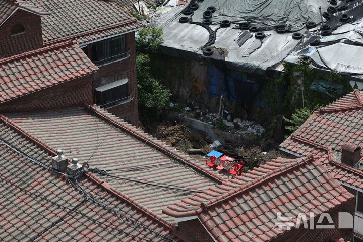 [서울=뉴시스] 김진아 기자 = 8일 서울 노원구 중계본동 마지막 달동네 '백사마을' 철거가 시작됐다.  노원구 중계본동 30-3번지 일대는 최고 35층 26동 3178가구 아파트 단지로 재개발한다. 이곳은 1960년대 후반 서울 도심 개발로 밀려난 철거민들이 '산 104번지'에 집단 이주하면서 형성돼 백사마을로 불린다. 2025.05.08. bluesoda@newsis.com