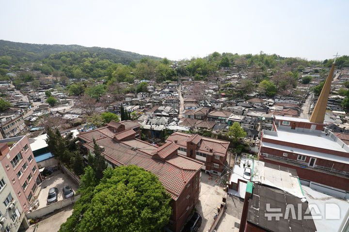 [서울=뉴시스] 김진아 기자 = 지난 8일 서울 노원구 중계본동 마지막 달동네 '백사마을' 철거가 시작됐다.  노원구 중계본동 30-3번지 일대는 최고 35층 26동 3178가구 아파트 단지로 재개발한다. 이곳은 1960년대 후반 서울 도심 개발로 밀려난 철거민들이 '산 104번지'에 집단 이주하면서 형성돼 백사마을로 불린다. 2025.05.27. bluesoda@newsis.com