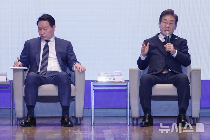 [서울=뉴시스] 국회사진기자단 = 이재명(오른쪽) 더불어민주당 대선후보가 8일 서울 중구 대한상공회의소에서 열린 대선후보 초청 경제5단체장 간담회에서 발언하고 있다. 왼쪽은 최태원 대한상의 회장. 2025.05.08. photo@newsis.com