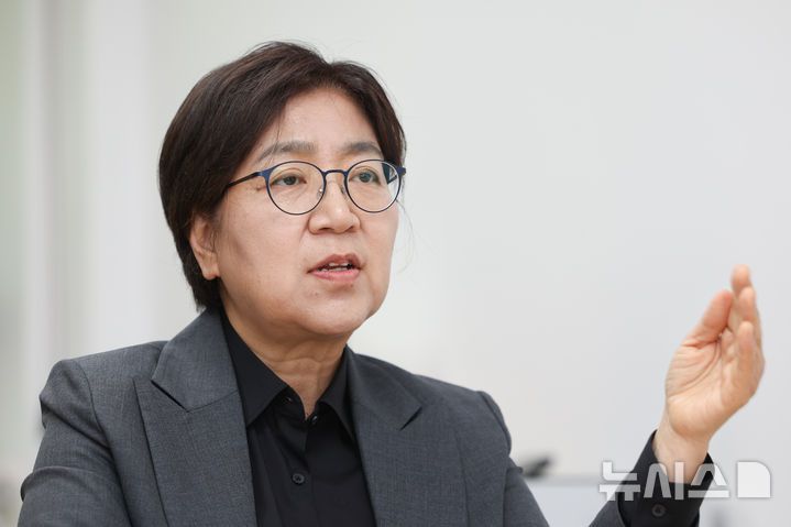 [서울=뉴시스] 황준선 기자 = 정은경 더불어민주당 총괄선거대책위원장이 지난 8일 서울 종로구 서울대학교 의과대학에서 뉴시스와 인터뷰 하고 있다.  2025.05.09. hwang@newsis.com