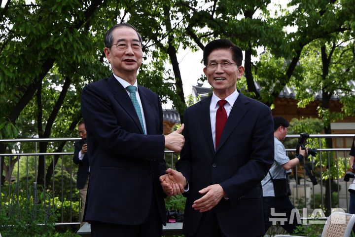 [서울=뉴시스] 권창회 기자 = 김문수 국민의힘 대통령 후보와 한덕수 무소속 대선 후보가 8일 오후 서울 여의도 국회 강변서재에서 '후보 단일화' 관련 회동을 하며 기념촬영하고 있다. (공동취재) 2025.05.08. photo@newsis.com