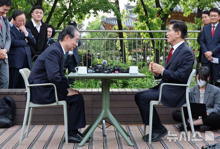 [서울=뉴시스] 권창회 기자 = 김문수 국민의힘 대선 후보와 한덕수 무소속 대선 후보가 8일 오후 서울 여의도 국회 강변서재에서 후보 단일화 관련 1:1 공개 회동을 하고 있다. (공동취재) 2025.05.08. photo@newsis.com