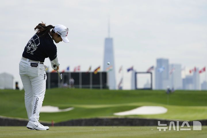 [저지시티=AP/뉴시스] 최혜진이 8일(현지 시간) 미 뉴저지주 저지시티 리버티 내셔널GC에서 열린 미국여자프로골프(LPGA) 투어 미즈호 아메리카 오픈 첫날 4번 홀 티샷을 하고 있다. 2025.05.09.