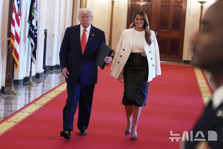 [워싱턴=AP/뉴시스] 도널드 트럼프 미국 대통령과 부인 멜라니아 트럼프 여사가 8일(현지 시간) 백악관에서 군인 어머니를 위한 행사에 참석하고 있다. 2025.05.09.