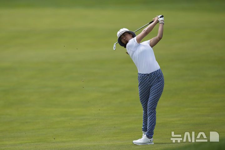 [저지시티=AP/뉴시스] 신지은이 8일(현지 시간) 미 뉴저지주 저지시티 리버티 내셔널GC에서 열린 미국여자프로골프(LPGA) 투어 미즈호 아메리카 오픈 첫날 18번 홀 페어웨이에서 샷을 치고 있다. 2025.05.09.