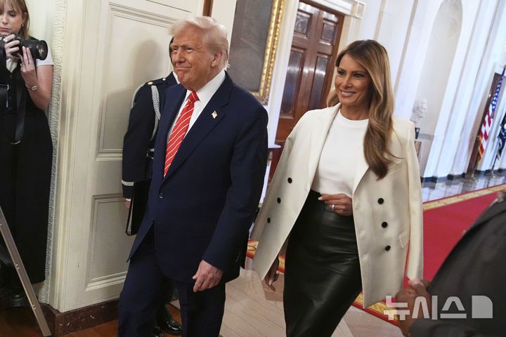 [워싱턴=AP/뉴시스] 도널드 트럼프 미국 대통령과 부인 멜라니아 트럼프 여사가 8일(현지 시간) 백악관에서 군인 어머니를 위한 행사에 참석하고 있다. 2025.05.09.