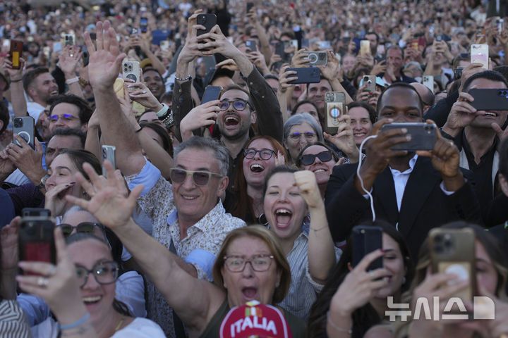 [바티칸=AP/뉴시스] 8일(현지 시간) 제267대 교황으로 선출된 미국의 로버트 프랜시스 프레보스트(69) 추기경이 선출 직후 바티칸 성베드로 대성당 중앙 '강복의 발코니'에 모습을 나타내자 광장에 있던 사람들이 환호하고 있다. 새 교황의 즉위명은 '레오 14세'로  '레오'는 라틴어로 '사자'를 뜻한다. 2025.05.09.