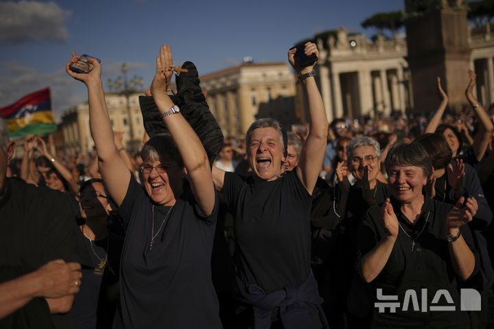 [바티칸=AP/뉴시스] 8일(현지 시간) 바티칸 시국 성베드로 광장에 모인 사람들이 교황 선출 소식에 환호하고 있다. 이날 미국의 로버트 프랜시스 프레보스트(69) 추기경이 제267대 교황으로 선출됐으며 즉위명은 '레오 14세'다. 2025.05.09.