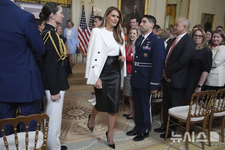 [워싱턴=AP/뉴시스] 도널드 트럼프 미국 대통령 부인 멜라니아 트럼프 여사가 8일(현지 시간) 백악관에서 열린 바버라 부시 여사 기념 우표 공개 행사에 참석한 후 이석하고 있다. 바버라 부시 여사는 미국의 제41대 대통령인 조지 H.W. 부시의 부인이자 제43대 대통령인 조지 W. 부시의 모친이다. 미국의 국민할머니로 불리며 문해교육, 독서장려 등 문맹 퇴치 운동에 앞장 선 인물이다. 지난 2018년 92세의 나이로 세상을 떠났다. 2025.05.09.