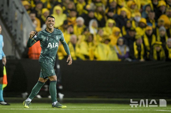 [보되=AP/뉴시스] 토트넘 홋스퍼의 페드로 포로가 8일(현지 시간) 노르웨이 보되 아스프미라 스타디움에서 열린 2024-25 유럽축구연맹(UEFA) 유로파리그(UEL) 준결승 2차전 보되/글림트와의 경기 후반 24분 추가 골을 넣은 후 환호하고 있다. 손흥민이 결장한 토트넘이 2-0으로 승리해 1,2차전 합계 5-1로 UEL 결승에 진출했다. 2025.05.09.