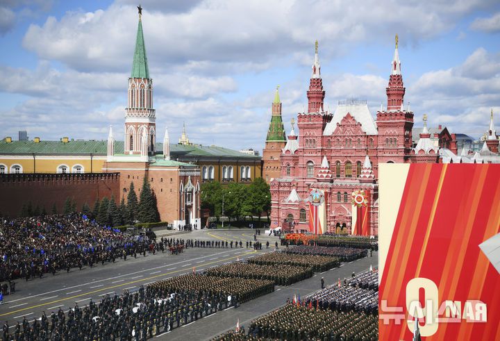 [모스크바=AP/뉴시스] 9일(현지 시간) 러시아 모스크바 붉은광장에서 열린 제2차 세계대전 승리 80주년(전승절) 기념 열병식에 앞서 군인들이 대열을 갖추고 대기하고 있다. 2025.05.09.